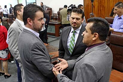 El diputado Cuauhtémoc Calderón (al centro) durante una sesión de la 61 Legislatura ■ foto: andrés sánchez