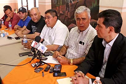 Saúl Monreal (en uso de la voz) ofreció una conferencia de prensa acompañado por José Narro y Rafael Flores ■ FOTO: ANDRÉS SÁNCHEZ