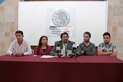 El diputado migrante José Guadalupe Hernández Ríos (centro), en conferencia de prensa ofrecida este lunes ■ FOTO: ERNESTO MORENO