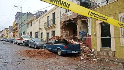 Los restos de la vivienda cayeron sobre una camioneta; no hubo lesionados ■ FOTO: ANDRÉS SÁNCHEZ