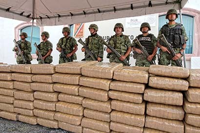 En las instalaciones de la PGR las autoridades federales mostraron la droga