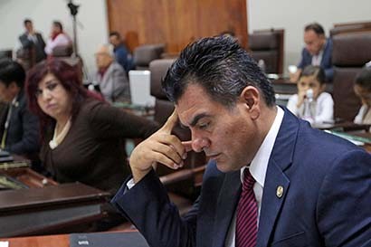 Diputados locales eligieron a María Teresa Villegas Santillán como nueva consejera consultiva de la CDHEZ. Aspecto de la sesión ■ foto: ernesto moreno