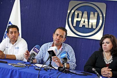 Arturo López de Lara, dirigente estatal del PAN, en el uso de la voz ■ foto: andrés sánchez