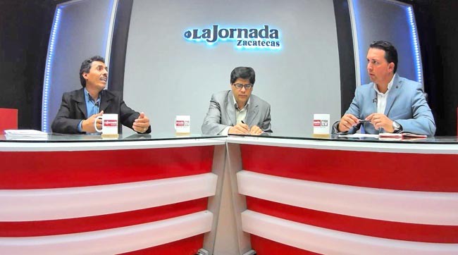 Marcelino Rodarte Hernández, Marco Torres y Raymundo Cárdenas, durante la realización del programa Synergia, de La Jornada Zacatecas TV ■ fotos: MIGUEL áNGEL NúÑEZ