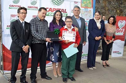Los ganadores recibieron el reconocimiento de las autoridades ■ foto: LA JORNADA ZACATECAS