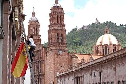 Como parte de los preparativos para la visita de la realeza se colocan pendones con las banderas de España y México, sobre la avenida Hidalgo ■ fotos: andrés sánchez