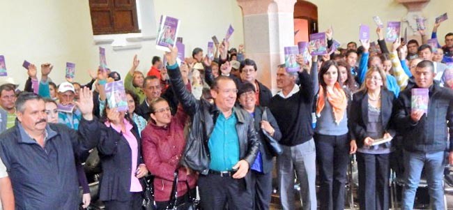 A la presentación del libro acudieron ciudadanos y representantes de distintos partidos políticos ■ foto: La Jornada Zacatecas