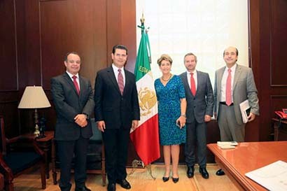 Miguel Alonso se reunió con la secretaria de Salud, Mercedes Juan López y el subsecretario de Integración y Desarrollo de la misma dependencia federal ■ FOTO: LA JORNADA ZACATECAS