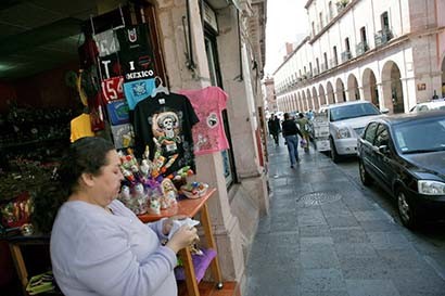 Afirman que en la avenida Hidalgo hay más de 130 negocios y peligra su subsistencia ■ foto: andrés sánchez