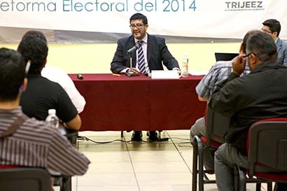 Reyes Rodríguez, magistrado de la sala Monterrey del Tribunal Electoral del Poder Judicial de la Federación, durante su exposición ■ FOTO: ANDRÉS SÁNCHEZ