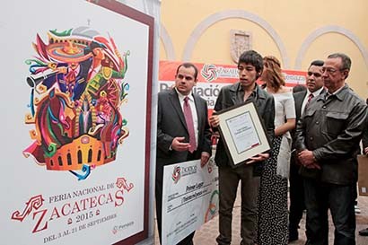 Autoridades estatales entregan al ganador su reconocimiento y develan el cartel con el que obtuvo el primer lugar ■ foto: ernesto moreno