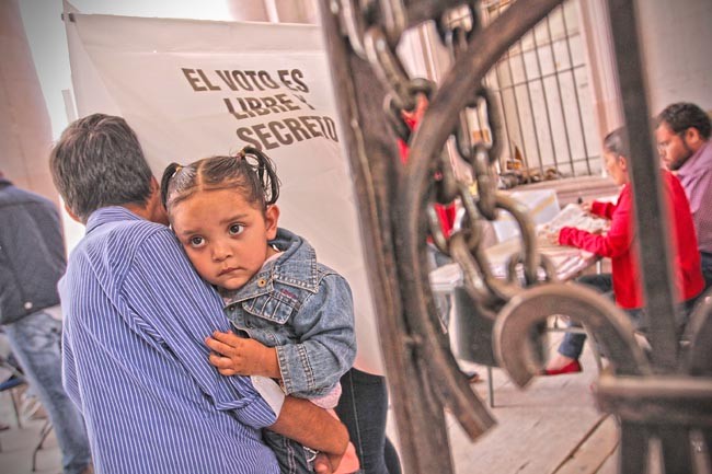 Algunos padres de familia acudieron a votar en compañía de sus hijos ■ FOTO: ANDRÉS SÁNCHEZ