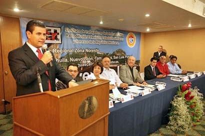 El gobernador Miguel Alonso Reyes presidió el evento que reunió a trabajadores de la industria de la radio y la televisión ■ FOTO: LA JORNADA ZACATECAS