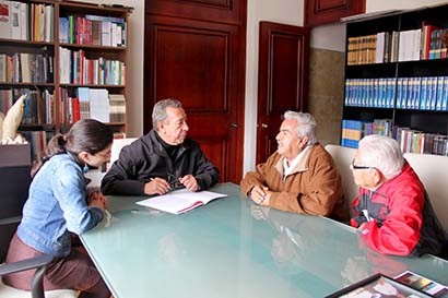 Reunión entre el pintor y autoridades del Instituto Zacatecano de Cultura ■ foto: La Jornada Zacatecas