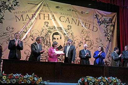 El reconocimiento a la escritora Martha Canfield se efectuó en el Teatro Hinojosa del municipio de Jerez de García Salinas ■ FOTO: ERNESTO MORENO