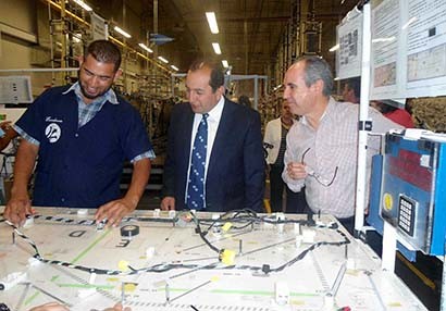Martín Gerardo Luna Tumoine (al centro), subsecretario del SNE, en compañía de personal de la empresa ■ foto: La Jornada Zacatecas