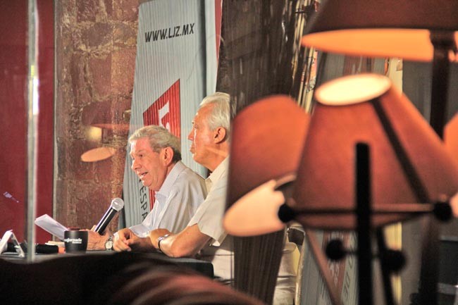 Carlos Tello, autor de La revolución de los ricos, y Rogelio Cárdenas Hernández ■ FOTO: ERNESTO MOENO