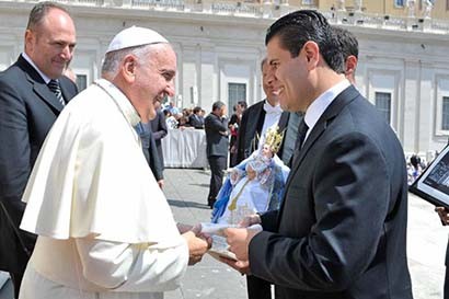 El Ejecutivo entrega al Pontífice una litografía de la Catedral y del cerro de La Bufa ■ FOTO: LA JORNADA ZACATECAS