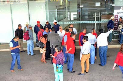 Empleados inconformes se colocaron en la entrada de las oficinas de la Secretaría de Infraestructura ■ FOTO: ANDRÉS SÁNCHEZ