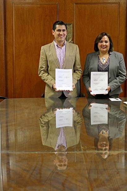Firma del convenio entre el alcalde y la titular de SAMA ■ foto: andrés sánchez