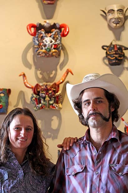 Kasia Sek y Jaime Hevia, artistas europeos enamorados del teatro pero cansados del bullicio y ajetreo de las ciudades, encontraron en México una nueva forma de realización ■ FOTO: ANDRÉS SÁNCHEZ