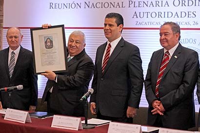 Durante la inauguración de la 37 Reunión Nacional Plenaria Ordinaria del Consejo Nacional de Autoridades Educativas (Conaedu) celebrada en Zacatecas, el secretario de Educación, Emilio Chuayffet, negó que la Reforma Educativa sea limitada y superficial. En tanto que Marcelino Rodarte, coordinador del Movimiento Democrático del Magisterio Zacatecano en la sección 58 del SNTE, afirmó que el funcionario federal es “un títere del sistema” y desmintió que en el estado es bienvenida la citada reforma ■ FOTO: ERNESTO MORENO