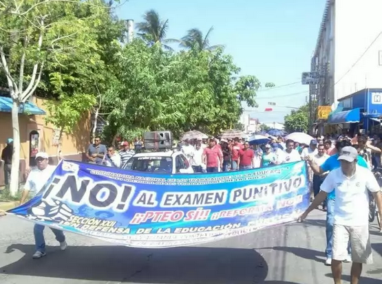 Maestros de la sección 22 de Oaxaca marcharon en cada una de las ocho regiones del estado como parte de su rechazo a la evaluación docente. Foto: La Jornada