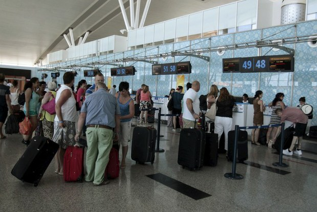 Turistas esperan el 'check-in' para tomar el avión con destino a Manchester, en el aeropuerto internacional de Enfidha, Túnez. Foto Reuters