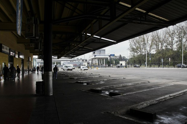 Una estación de autobuses permanece desierta durante la huelga nacional de transporte. Foto Xinhua