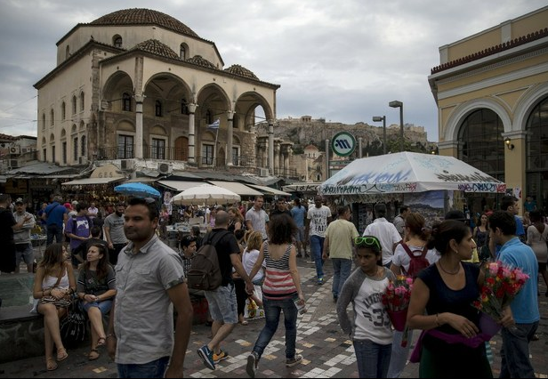 Transeúntes pasean el sábado en la Plaza Monastiraki, de Atenas. Foto Reuters