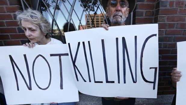 Activistas protestaron frente al tribunal de Boston. Foto Ap