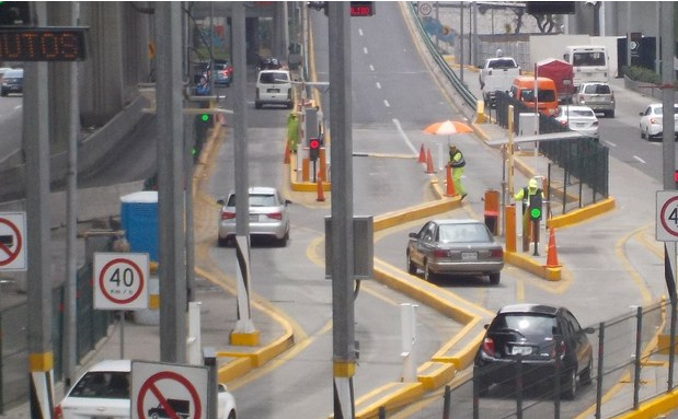 Acceso de automóviles al Viaducto Bicentenario, a la altura del Toreo de Cuatro Caminos. Esta vialidad está concesionada a la empresa OHL. Foto: La Jornada