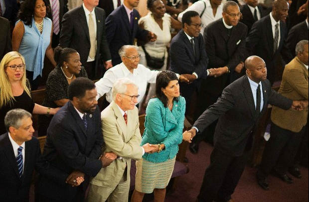 El gobernador de Carolina del Sur, Nikki Haley (al centro, a la derecha), con otras autoridades, en la ceremonia religiosa por las víctimas de Charleston. Foto Ap