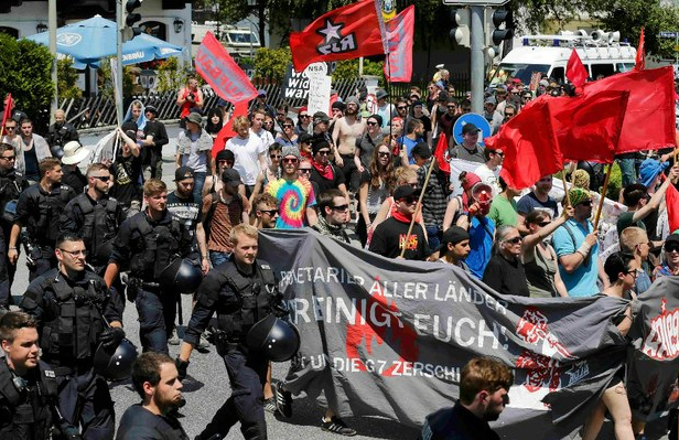 Miles de personas marcharon en Garmisch-Partenkirchen contra las políticas del G7. Foto Reuters