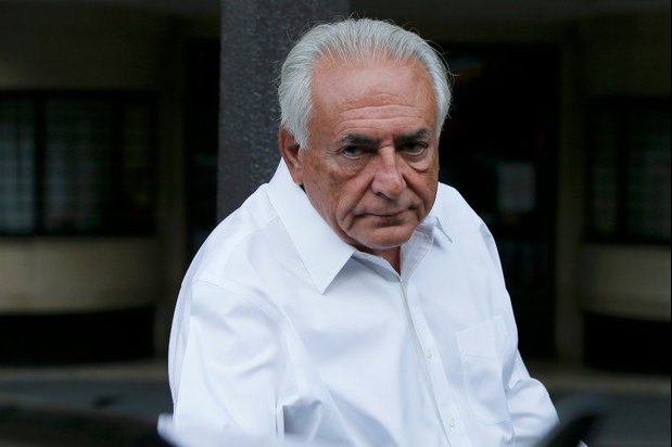 El ex director general de FMI, Dominique Strauss-Kahn, sube a su coche al salir de su apartamento en París, antes de viajar a Lille para conocer el veredicto del tribunal francés. Foto Reuters