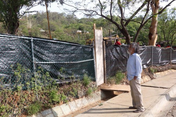 El pintor Francisco Toledo acudió al sitio donde se construye un estacionamiento, pese a un amparo promovido para que se suspenda la obra. Foto: La Jornada