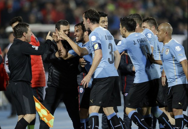 Jugadores uruguayos encarando a la terna arbitral, durante el encuentro del miércoles. Foto Ap