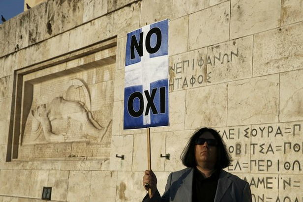 Protesta antiausteridad frente al Parlamento griego, en Atenas, en imagen de este lunes. Foto Reuters