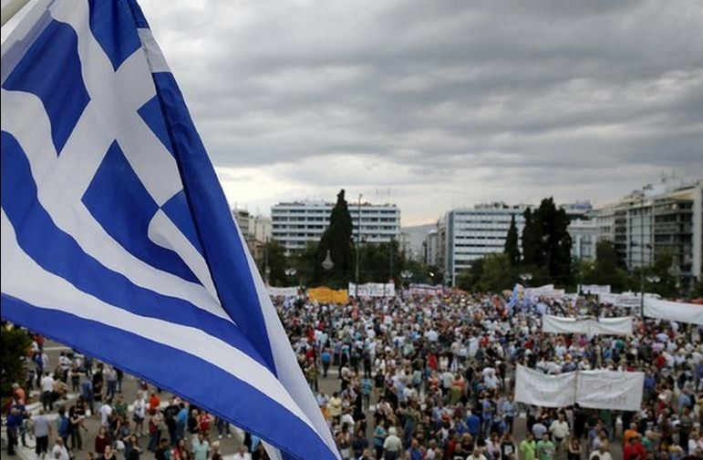 Aspecto de la manifestación convocada por miles de griegos frente al edificio del Parlamento en Atenas. Foto Reuters