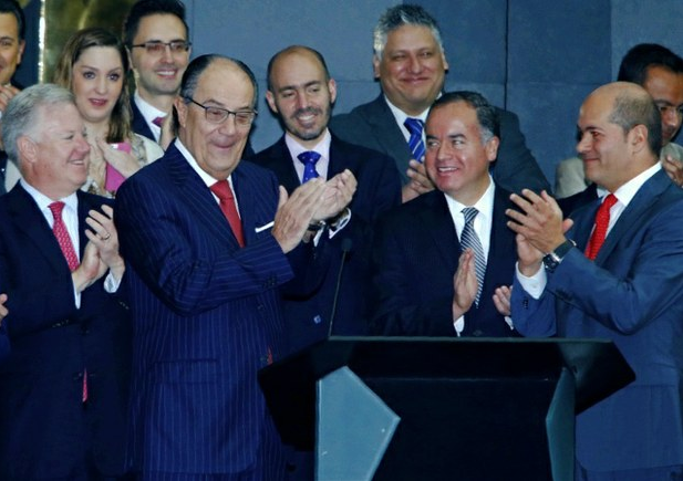 Jaime Ruiz Sacristán, segundo de izquierda a derecha, estuvo en la ceremonia con motivo de la colocación de Certificados de Capital adicionales de EXI en la BMV. Foto: La Jornada