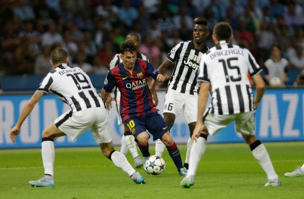 Jugadores de Juventus marcan al delantero de Barcelona Lionel Messi. Foto Ap