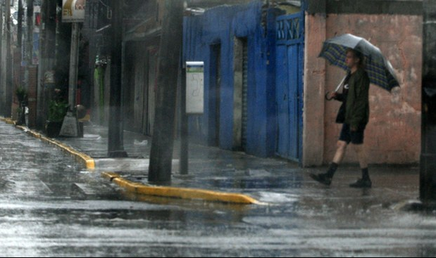 El SMN indicó que la onda tropical número nueve se extenderá sobre el sureste del país y provocará potencial de lluvia en la zona. Foto: La Jornada