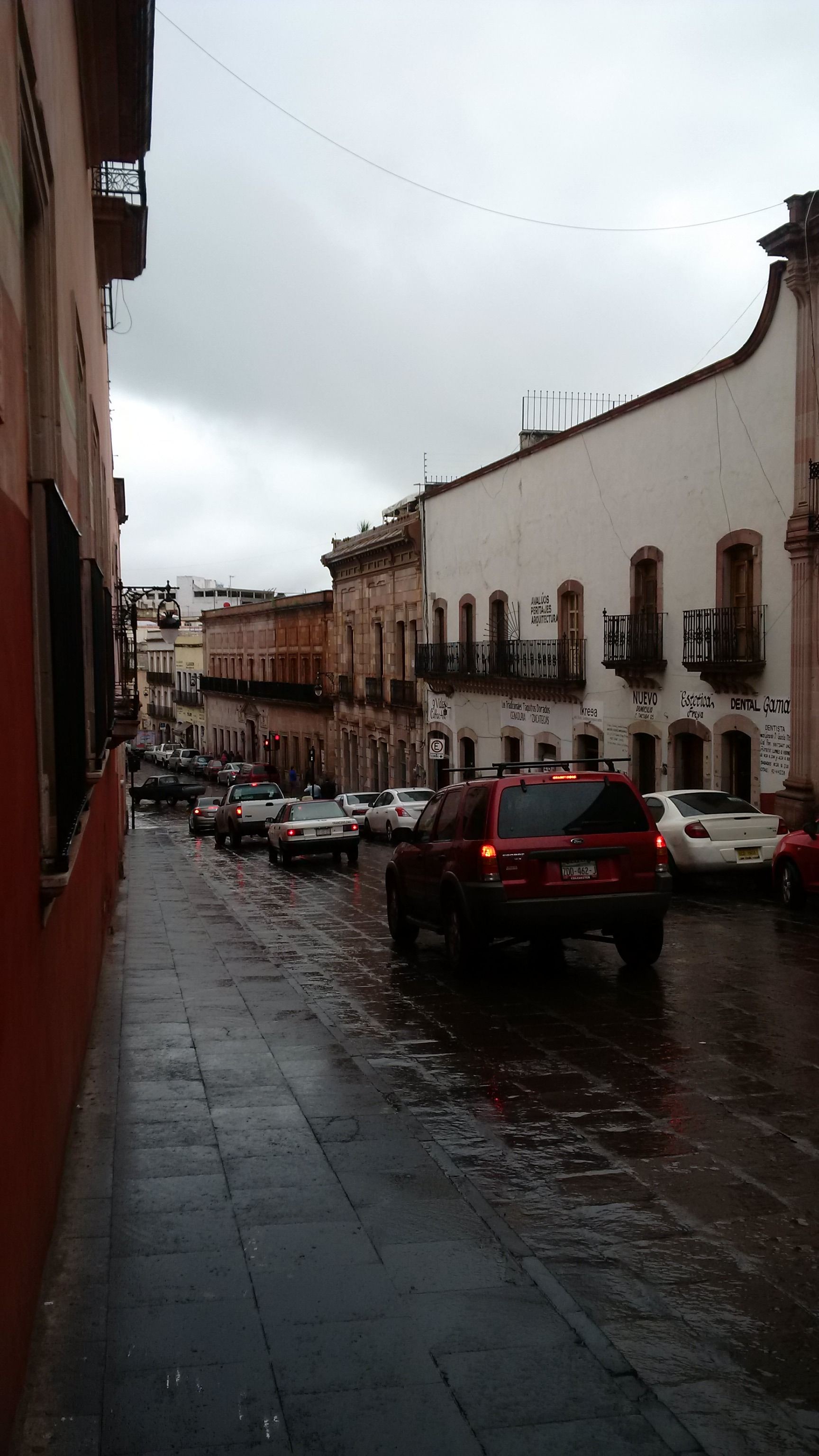 En la imagen, callejón de Rosales, en la capital zacatecana, donde también han sido constantes las lluvias. Foto: ARACELI RODARTE SOLÓRZANO