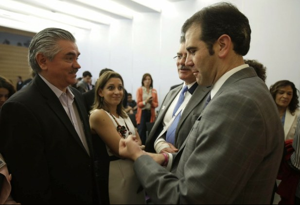 El ex consejero presidente Leonardo Valdés Zurita y el consejero presidente del INE, Lorenzo Córdova, durante el seminario 