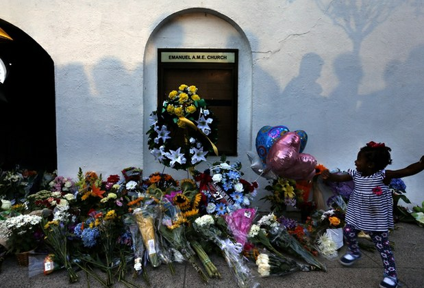 Memorial frente a la iglesia donde ocurrió la masacre en Charleston. Foto Ap