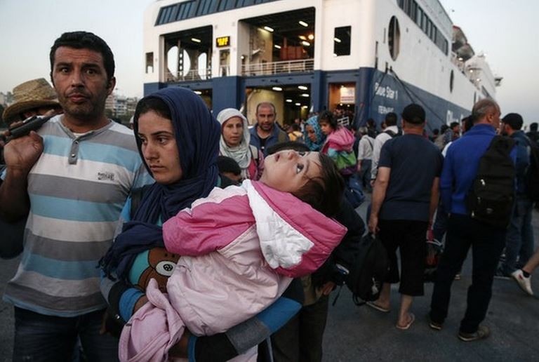 Cientos de migrantes cruzaron a Lesbos desde Turquía y fueron transportados hasta el puerto el Pireo en Atenas. Foto Ap
