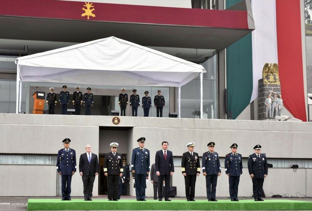 El secretario de Gobernación, Miguel Ángel Osorio Chong, encabezó el abanderamiento de la Delegación de México que asistirá al Desfile Militar París, Francia. Foto cortesía SG