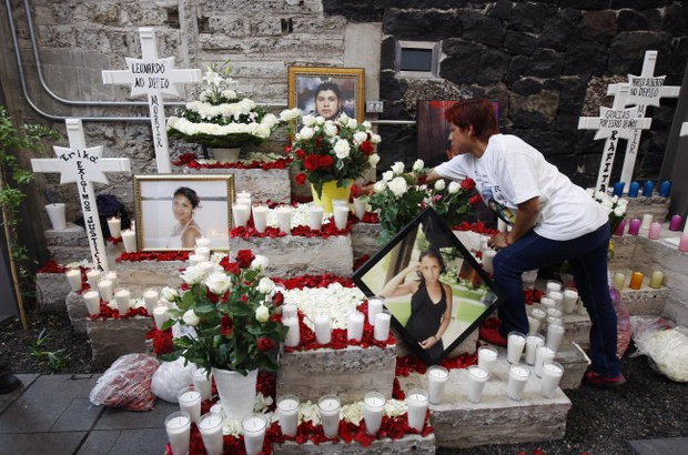 El mandatario capitalino tuvo una reunión privada con los familiares de las víctimas en el inmueble que antes ocupaba la discoteca. Foto: La Jornada