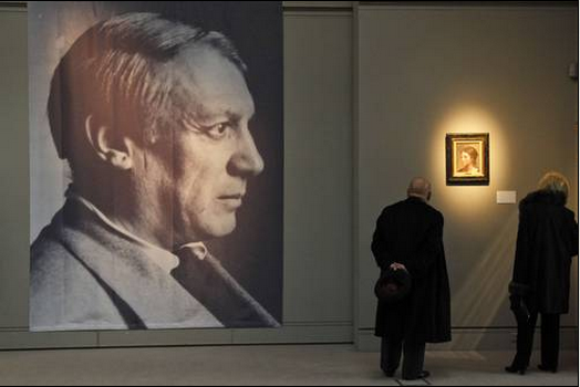 Visitantes en la sede parisina de Sotheby’s observan un retrato de Olga, de Pablo Picasso, muy cerca de una fotografía del artista malagueño en gran formato, de Brassa. Foto Ap / Archivo