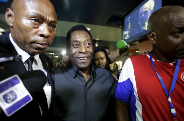 Pelé al llegar a Cuba con motivo de un partido amistoso entre el club Cosmos de Nueva York y la selección del país caribeño. Foto Reuters
